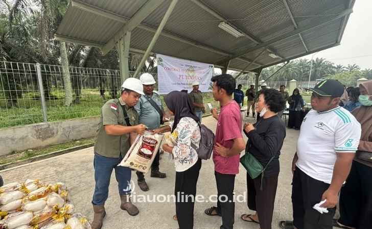 PT-Tumpuan-Salurkan-200-Paket-Sembako-untuk-Warga-Desa-Petani-Bengkalis.jpg