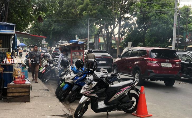 Parkir-liar-di-depan-rs-awal-bros-ayani.jpg
