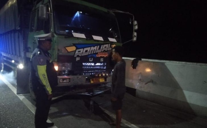 Patroli-Malam-Sat-PJR-Tol-Permai-8-Truk-Nekat-Parkir-di-Bahu-Jalan-Ditertibkan.jpg