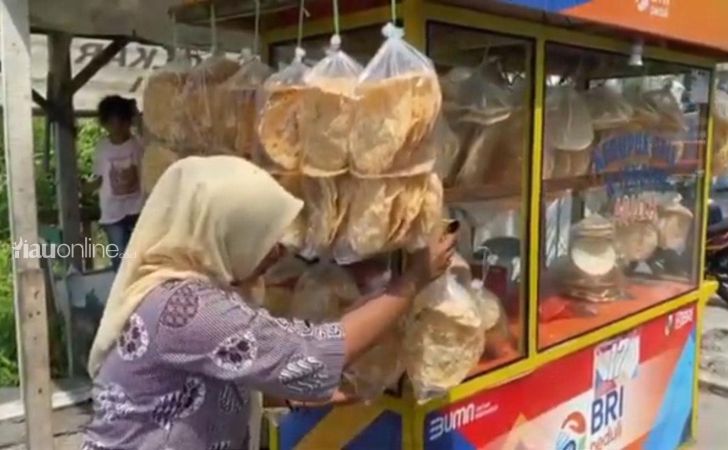 Pedagang-kerupuk-opak-di-pekanbaru.jpg