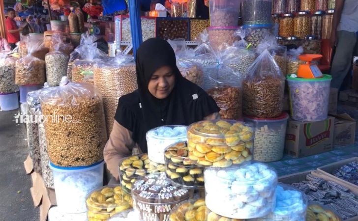 Pedagang-kue-kering-di-sudirman.jpg