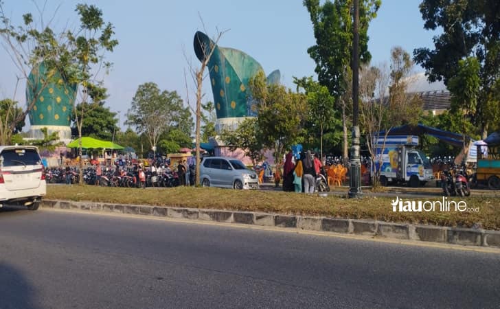 Pedagang-kuliner-di-stadion-utama.jpg