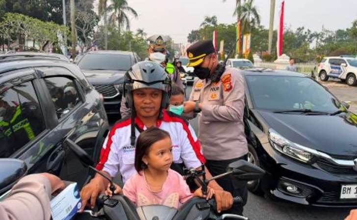 Pekanbaru-Diselimuti-Asap-Polresta-Pekanbaru-Bagikan-1.700-Masker-ke-Pengendara.jpg