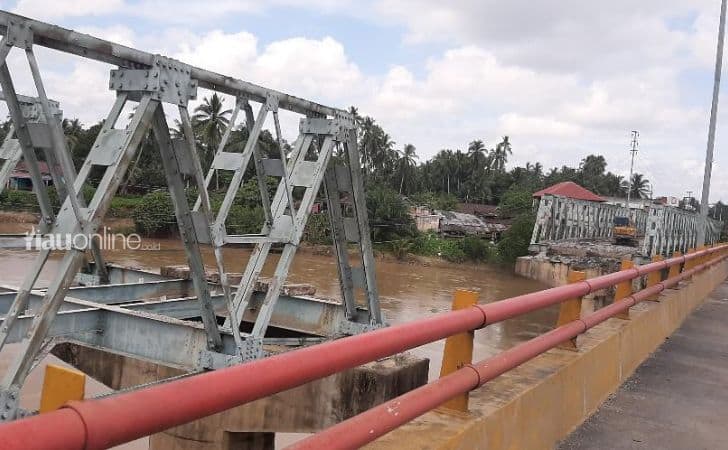 Pekerja-bongkar-jembatan-di-kuansing.jpg