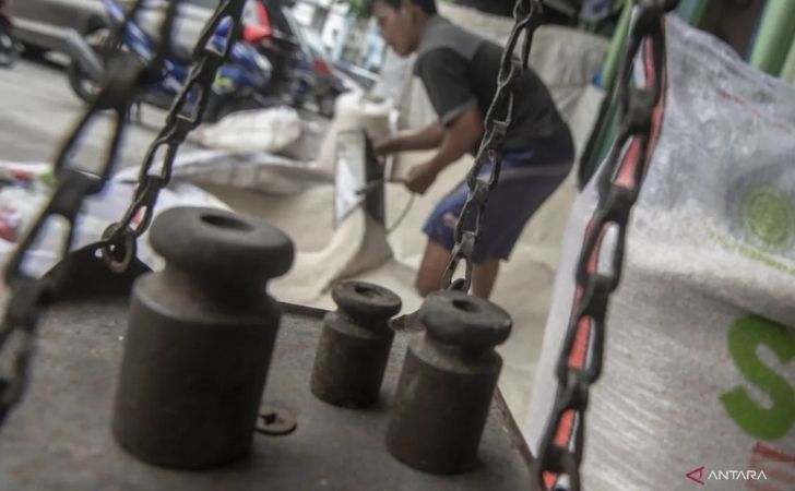 Pekerja-memilah-beras.jpg