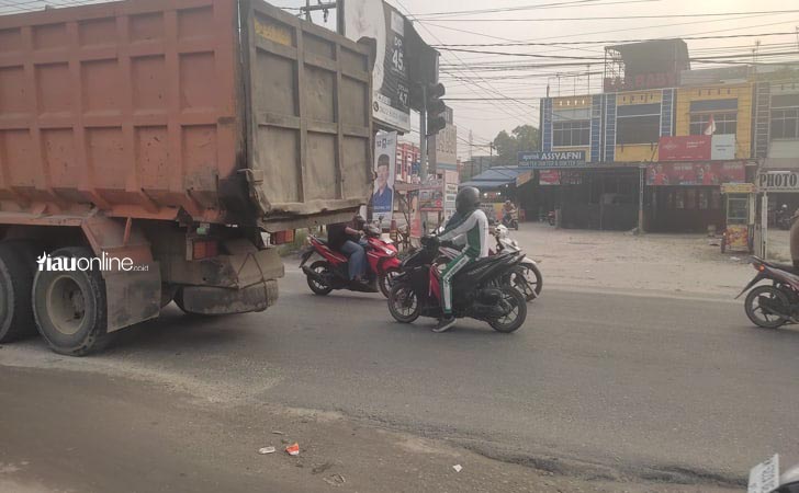 Pelajar-bersepeda-motor-di-jalan-garuda.jpg