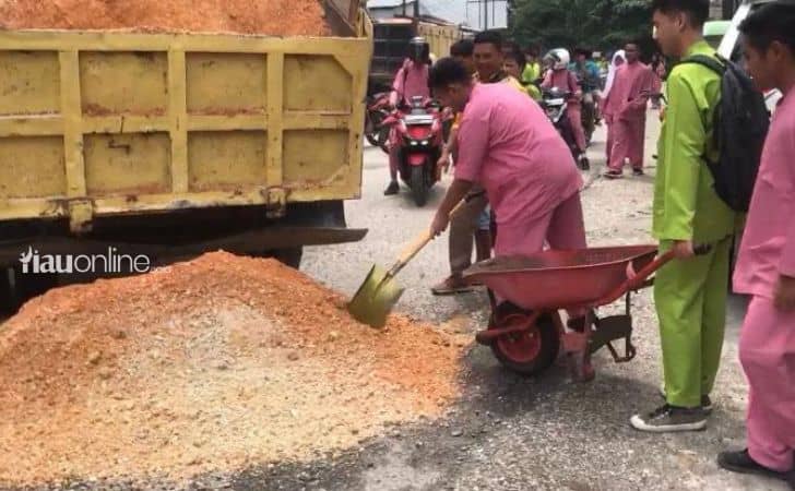 Pelajar-perbaiki-jalan-rusak.jpg