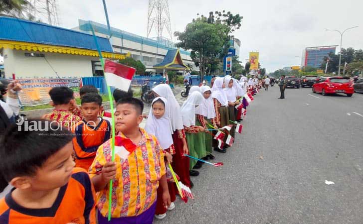 Pelajar-tunggu-jokowi-di-sudirman.jpg