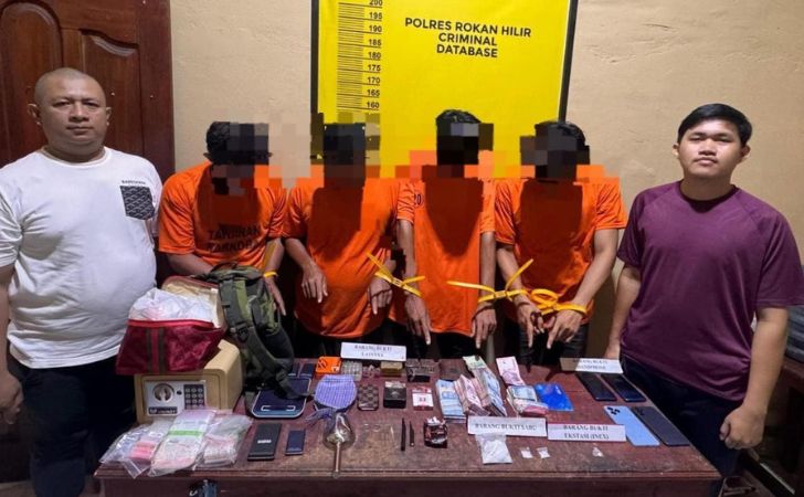 Pelaku-beserta-barang-bukti-narkoba4.jpg