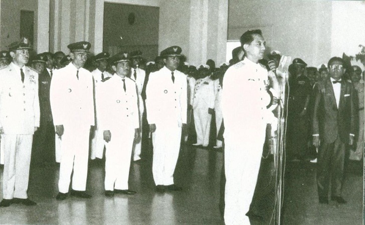 Pelantikan-Ali-Sadikin-oleh-Presiden-Soekarno.jpg
