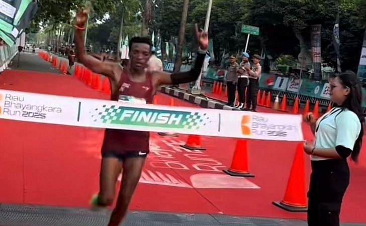Pelari-Kenya-James-Kahora-Penuhi-Janji-Jadi-Juara-1-RBR-2025-Kategori-21K.jpg