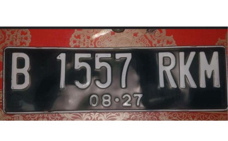 Pelat-mobil-penabrak-di-paus.jpg