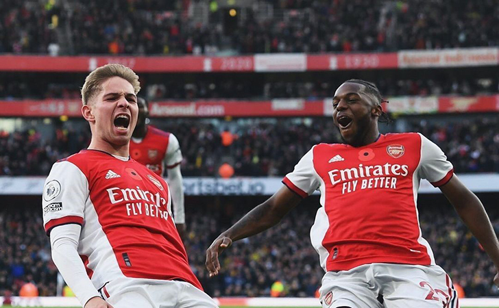 Pemain-Arsenal-merayakan-gol.jpg