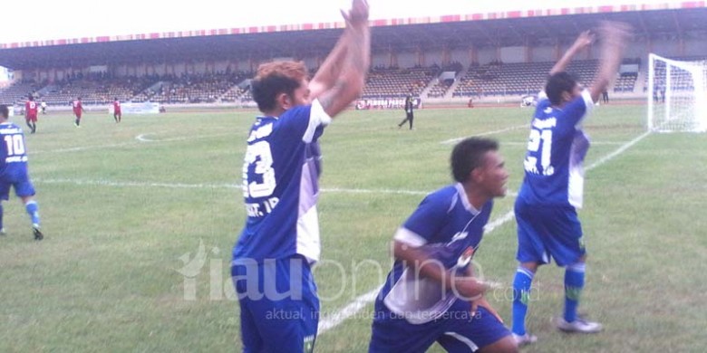 Pemain-PSPS-Sukacita-Rayakan-Gol.jpg