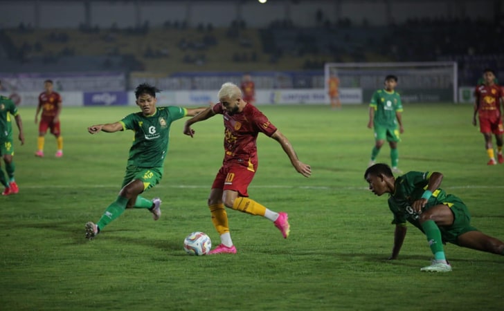 Pemain-berebut-bola-di-lapangan.jpg