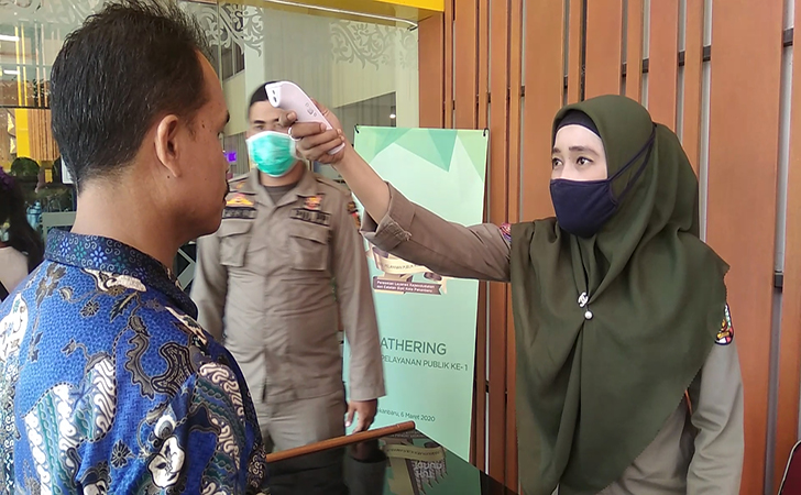 Cegah Penyebaran Covid-19, Pengunjung dan Staff di MPP Pekanbaru ...