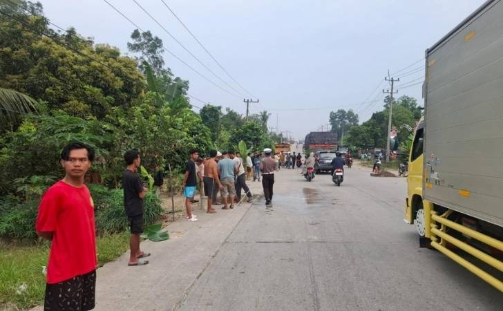 Pemotor-Perempuan-Tewas-Usai-Tabrakan-Truk-Angkut-Sawit-di-Jalintim.jpg