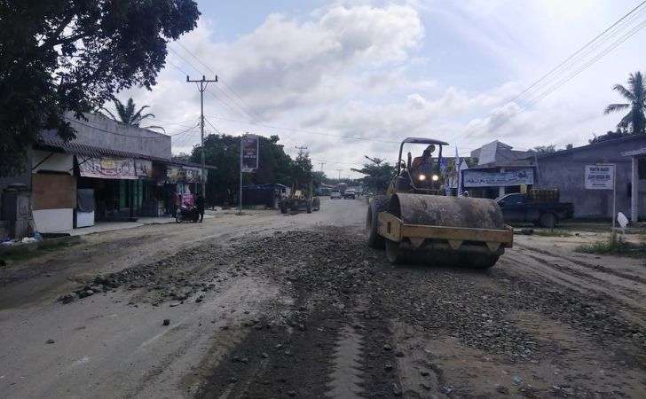 Pemprov-Riau-Perbaiki-Sejumlah-Ruas-Jalan-Rusak-Secara-Bertahap.jpg