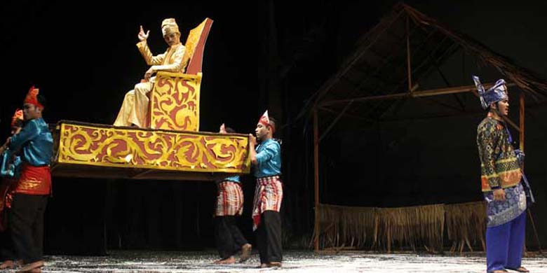 Penampilan-Teater-Latah-Tuah.jpg