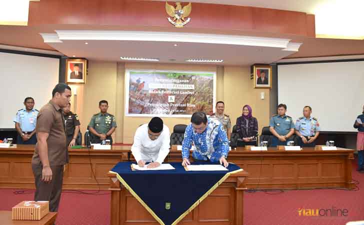 Penandatangan-MoU-BRG-Pemprov-Riau.jpg