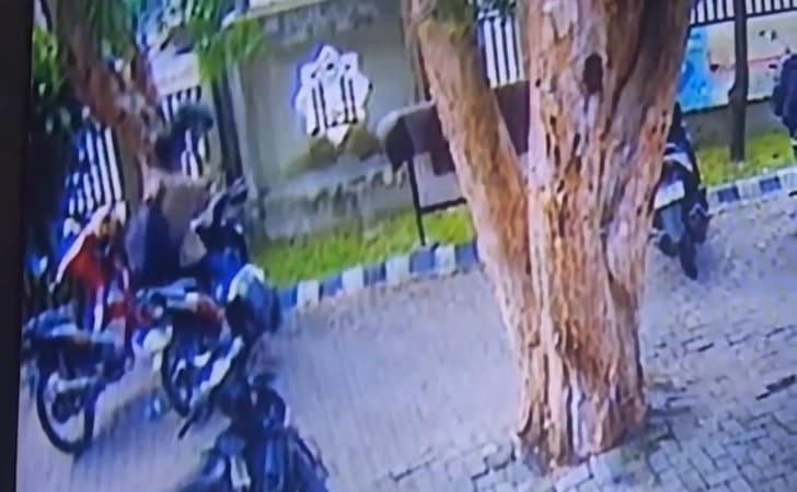 Pencuri-motor-terekam-CCTV.jpg