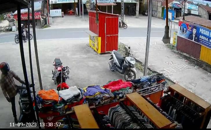 Pencurian-motor-di-depan-toko-baju.jpg