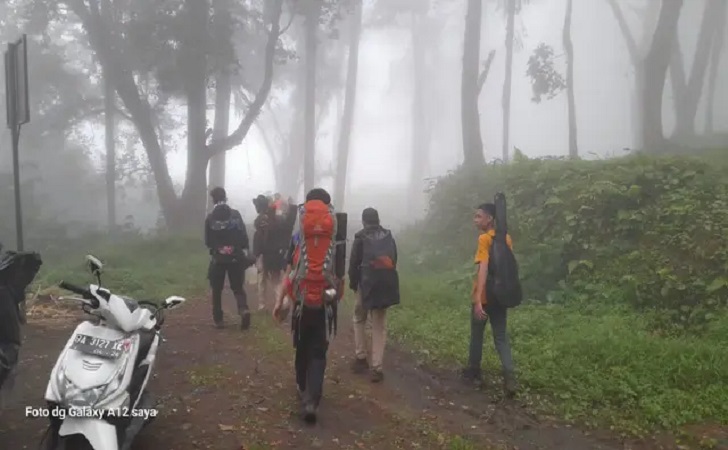 Pendaki-Gunung-Marapi-turun.jpg