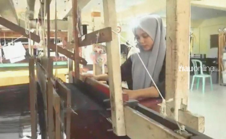 Penenun-songket-tradisional2.jpg