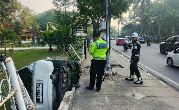 Pengemudi-Diduga-Microsleep-Brio-Tabrak-Pagar-Taman-Budaya-di-Pekanbaru.jpg