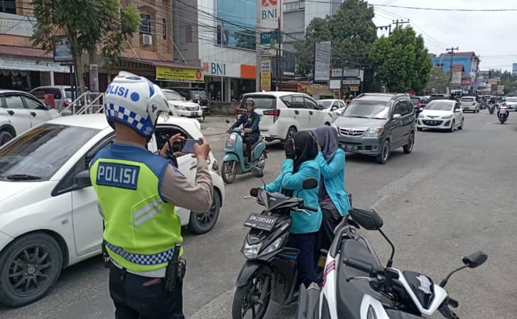 Pengendara-tak-pakai-helm.jpg