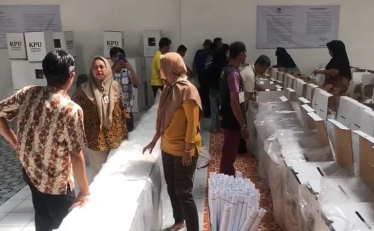 Pengepakan-surat-suara-di-KPU-pekanbaru.jpg