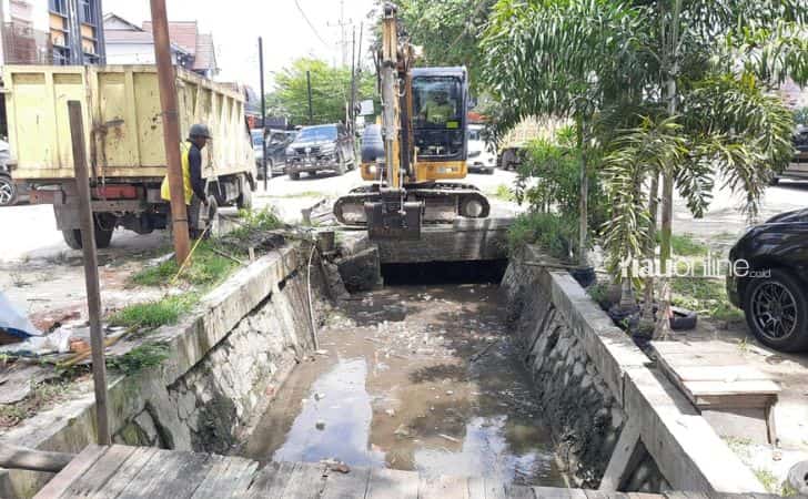 Pengerukan-sampah-di-parit-arifin-ahmad.jpg