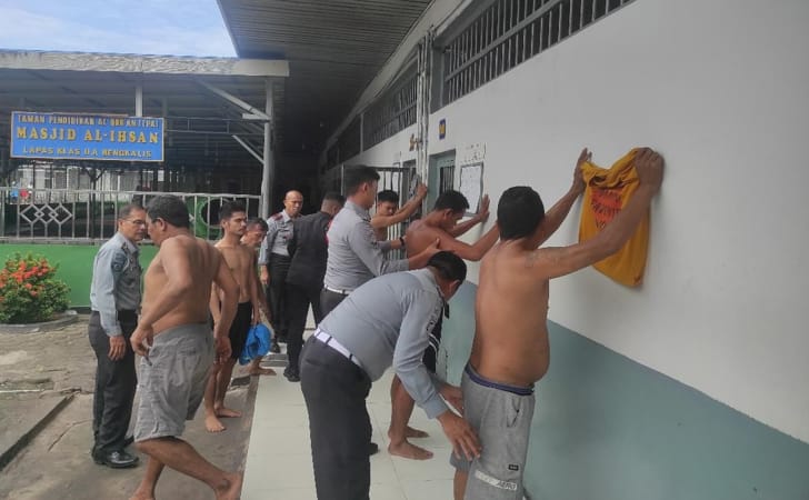 Penggeledahan-napi-lapas-bengkalis.jpg
