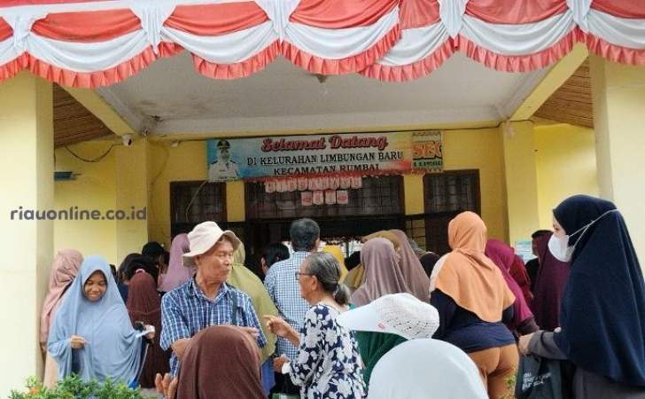 Penyaluran-bantuan-beras.jpg