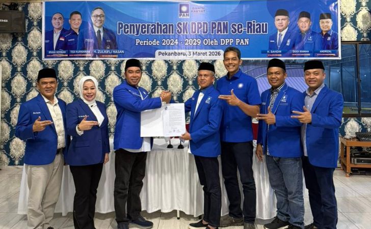 Penyerahan-SK-DPD-PAN-se-Riau.jpg