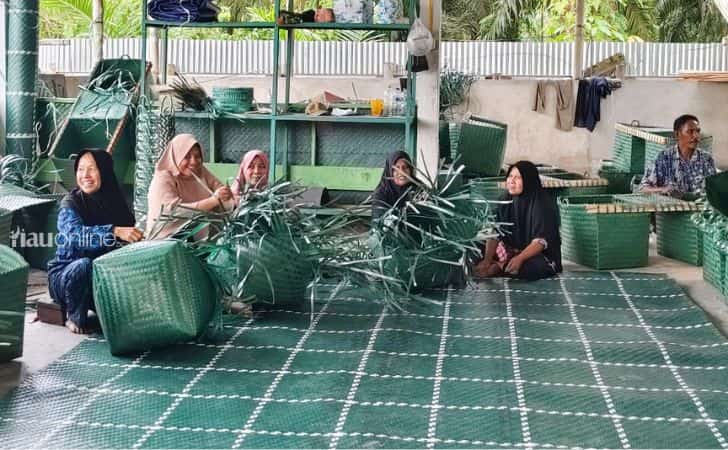 Perajin-anyaman-di-siak.jpg
