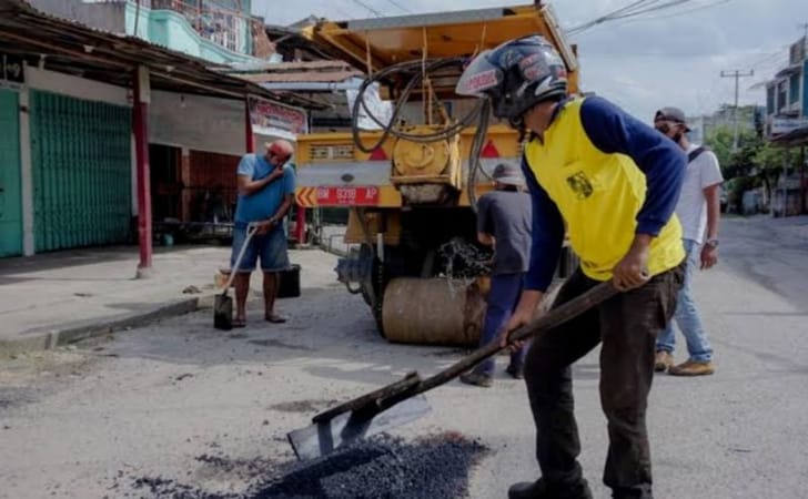 Perbaikan-jalan-rusak-di-Pekanbaru25.jpg