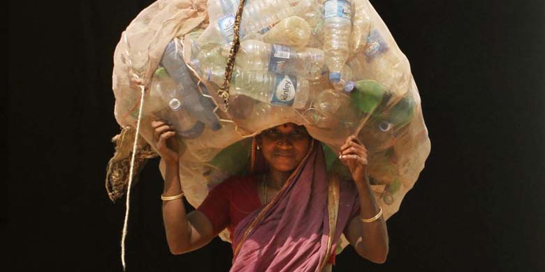 Perempuan-India-dengan-Sampah-Plastik.jpg