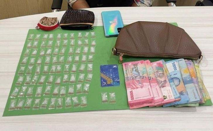 Perempuan-di-Kampung-Narkoba-Simpan-Puluhan-Paket-Sabu-Dalam-Dompet.jpg