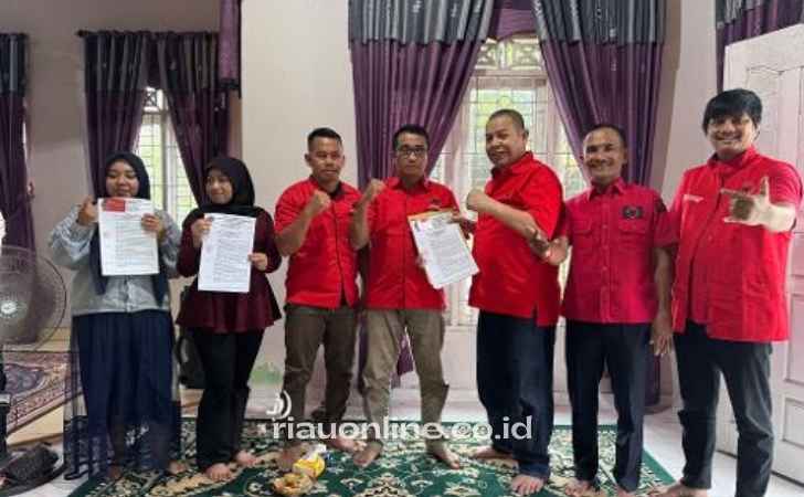 Perkuat-Konsolidasi-Partai-Irving-Kahar-Serahkan-Langsung-14-SK-PAC-PDI-Perjuangan.jpg