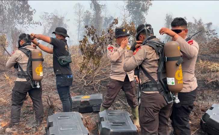 Personel-Brimob-Perkuat-Kesiapsiagaan-Latih-Penggunaan-Portabel-Breathing-Apparatus.jpg