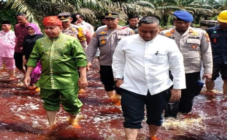 Personel-Polres-Pelalawan-di-lokasi-banjir-Desa-Kualo2.jpg