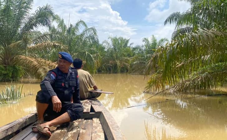 Personel-brimob-tinjau-korban-banjir.jpg