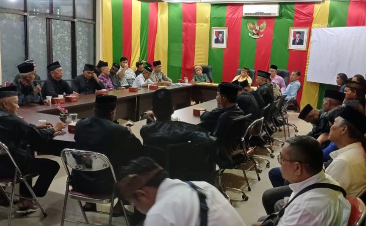 Pertemuan-tokoh-adat-di-LAMR.jpg