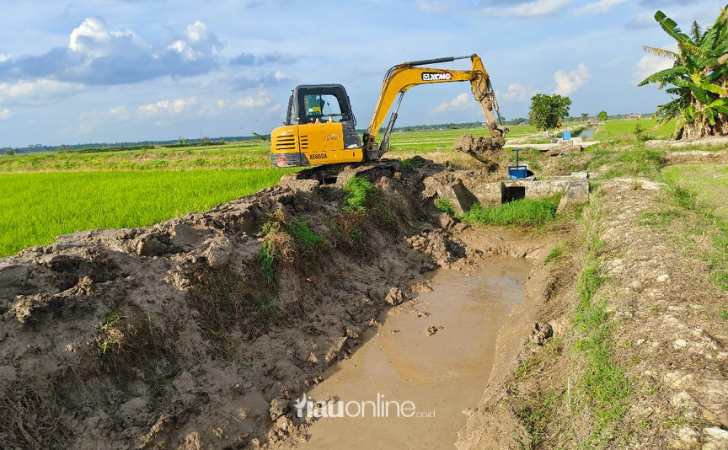Petani-di-Siak-Patungan-Sewa-Alat-Berat-Demi-Peroleh-Air-Saat-Kemarau.jpg