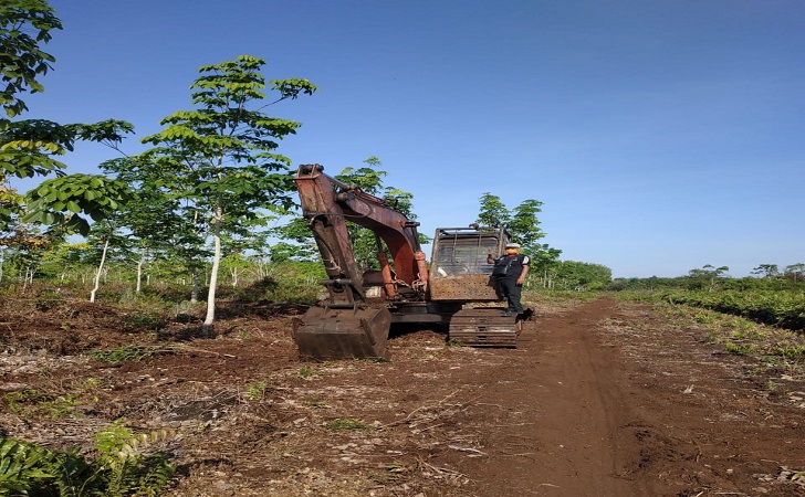 Petugas-BPBD-bengkalis-bersama-warga-rupat-membuat-kanal-guna-antisipasi-stock-air.jpg
