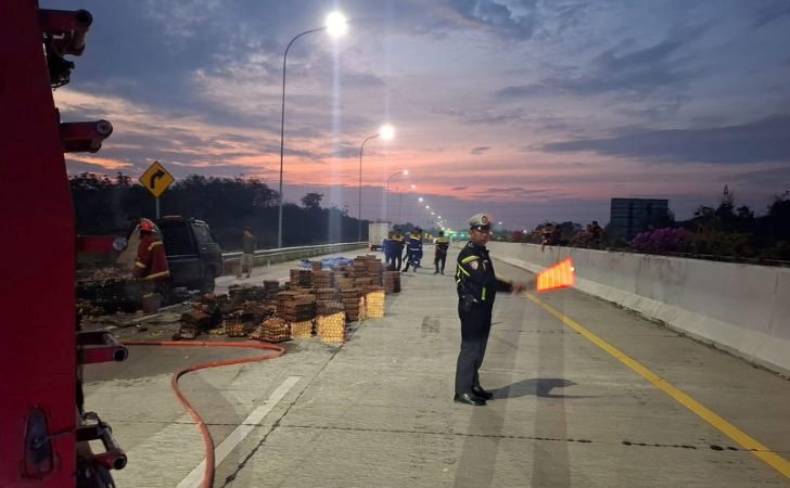 Petugas-Evakuasi-Mobil-Angkut-Telur-yang-Terbakar-di-Tol-Pekanbaru-Bangkinang.jpg