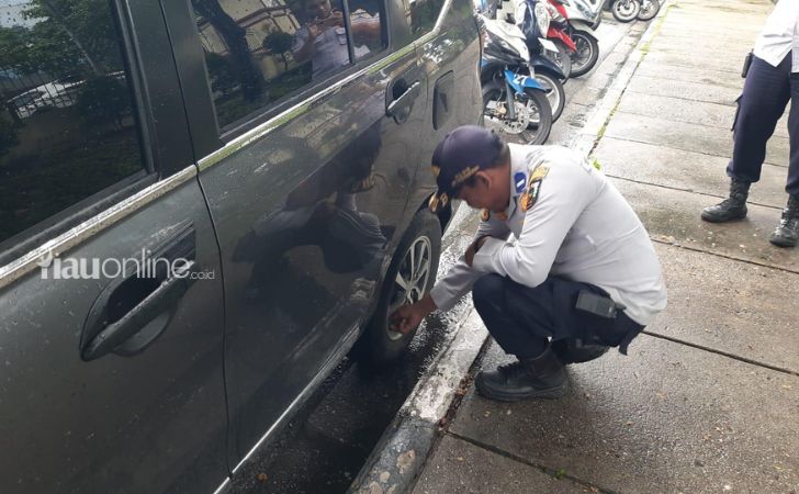 Petugas-gembos-mobil-parkir-sembarangan.jpg