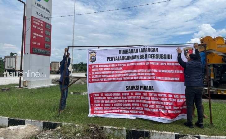 Petugas-memasang-imbauan-larangan-di-SPBU.jpg