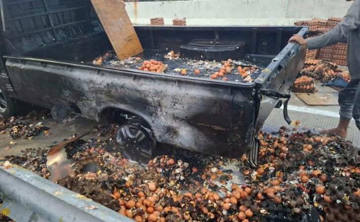 Pikap-Angkat-Ribuan-Butir-Telur-Terbakar-di-Tol-Pekanbaru-Bangkinang.jpg